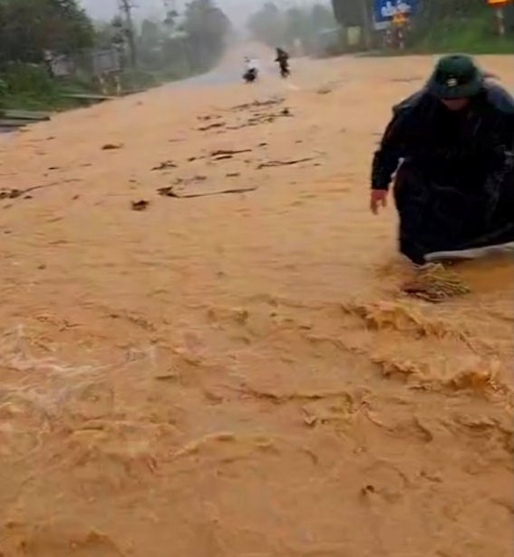 Nước mưa tràn qua đường Hồ Chí Minh