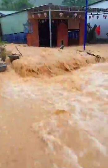 Nước mưa chảy xiết từ nước suối đoạn qua địa bàn xã A Lưới 2