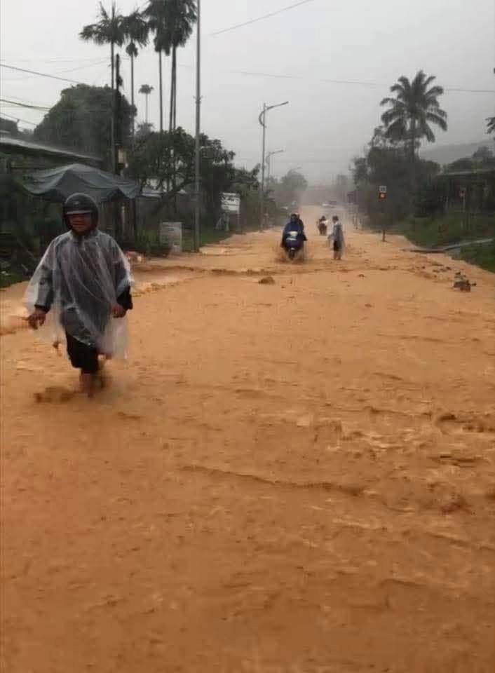 Mưa lớn nước từ núi tràn ra cả đường Hồ Chí Minh đoạn qua xã A Lưới 2 khiến các phương tiện giao thông đi lại khó khăn