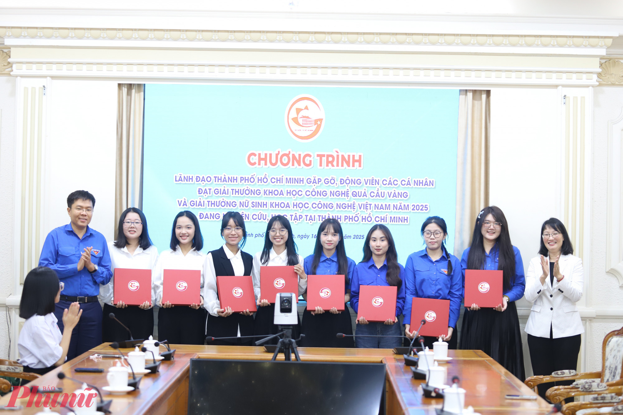 TPHCM đồng hành cùng các nhà khoa học trẻ trong hành trình sáng tạo Bà Trần Thị Diệu Thuý - Phó chủ tịch UBND TPHCM và ông Nguyễn Đăng Khoa - Phó bí thư Thành đoàn TPHCM trao quà lưu niệm đến các cá nhân đạt Giải thưởng Nữ sinh Khoa học công nghệ Việt Nam năm 2025 - Ảnh: Thanh Tâm