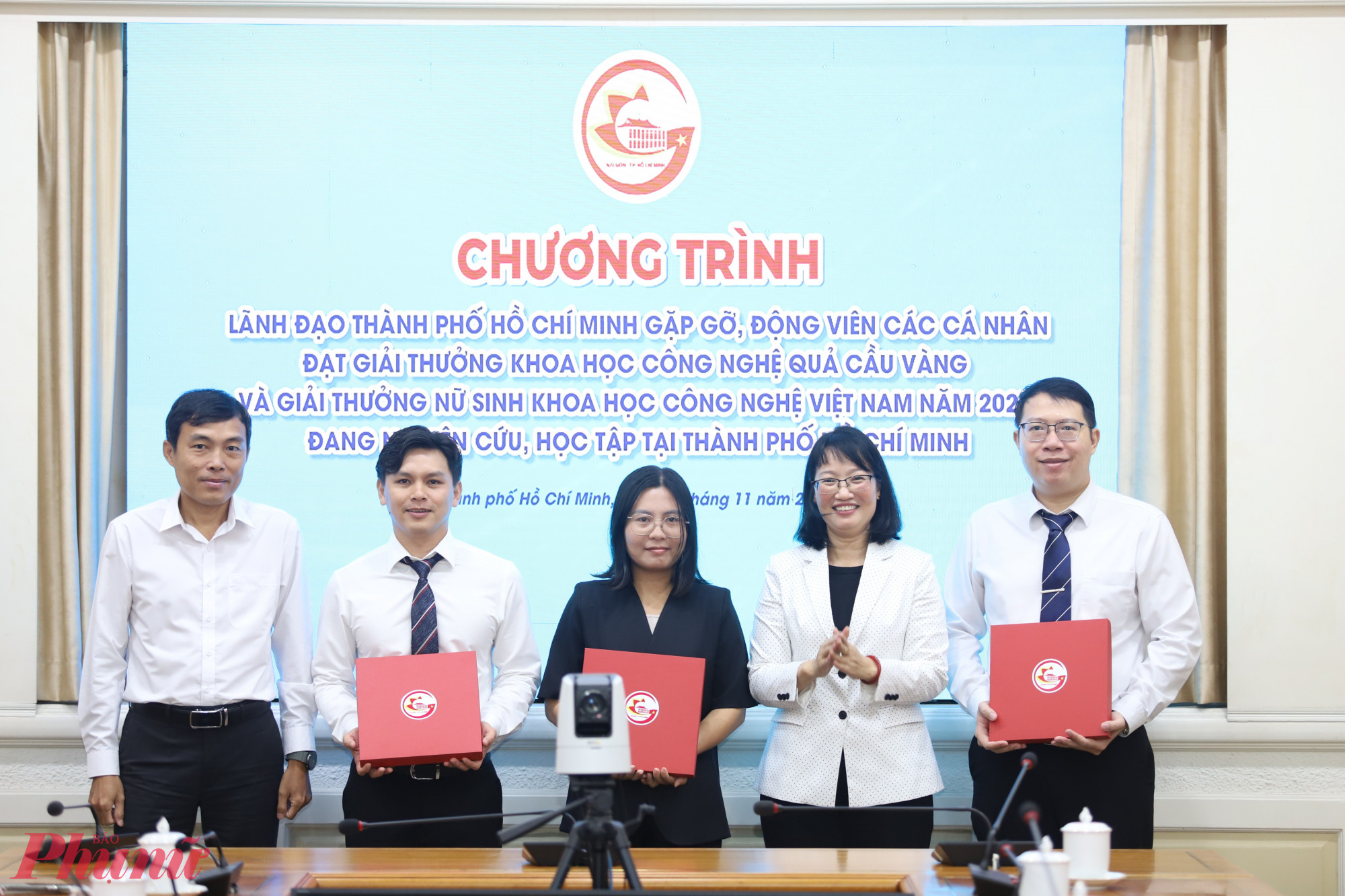 TPHCM đồng hành cùng các nhà khoa học trẻ trong hành trình sáng tạo Phó Chủ tịch UBND TPHCM Trần Thị Diệu Thuý và ông Võ Minh Thành - Phó giám đốc Sở Khoa học Công nghệ TPHCM trao quà lưu niệm đến 3 cá nhân đạt Giải thưởng Khoa học công nghệ Quả Cầu Vàng - Ảnh: Thanh Tâm