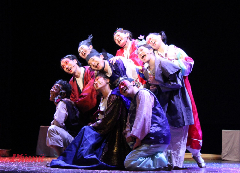 Phong cách biểu diễn kết hợp đồng bộ diễn xuất, biểu cảm mạnh, hình thể...