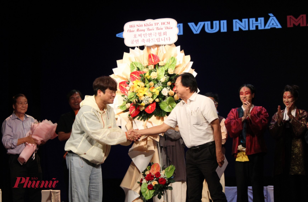 Chủ tịch Hội Sân khấu TPHCM Trần Ngọc Giàu chúc mừng đạo diễn Choi Yong Huyk và đoàn kịch hoàn thành vở diễn - Ảnh: Ngọc Tuyết