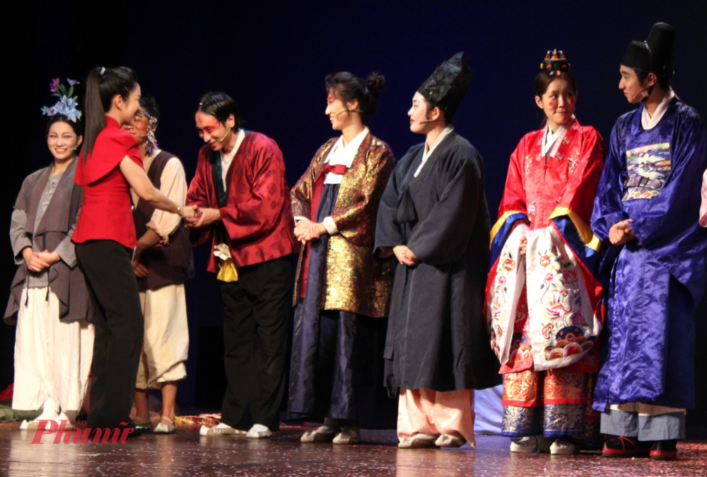 NSND Thanh Thúy, Phó giám đốc Sở Văn hóa và Thể thao TPHCM, chúc mừng các nghệ sĩ hoàn thành vở diễn - Ảnh: Ngọc Tuyết