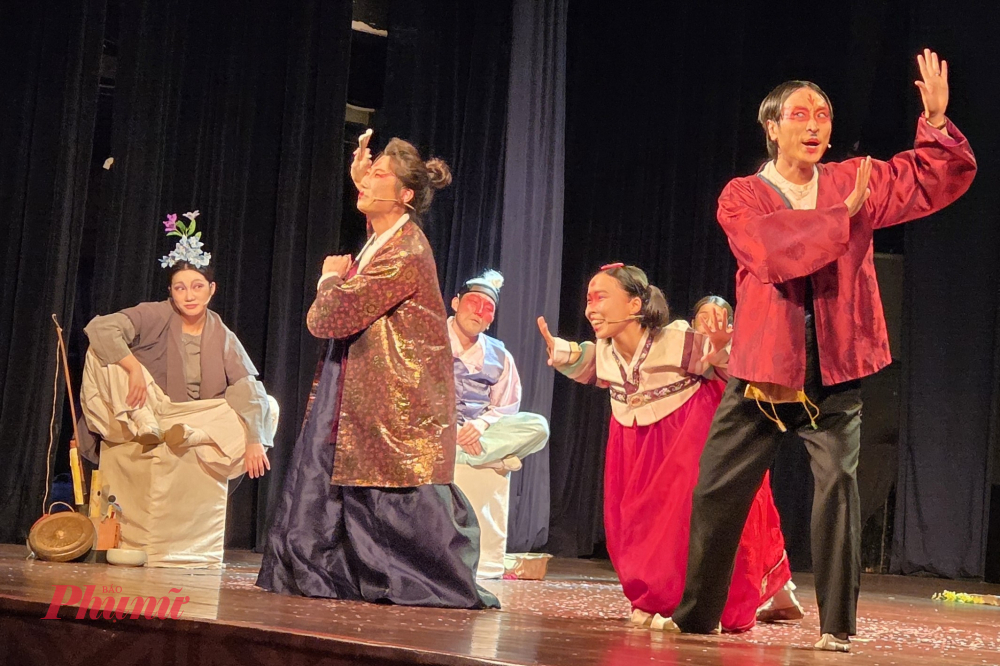 Các nghệ sĩ phối hợp đồng bộ từ hành động đến biểu cảm - Ảnh: Ngọc Tuyết