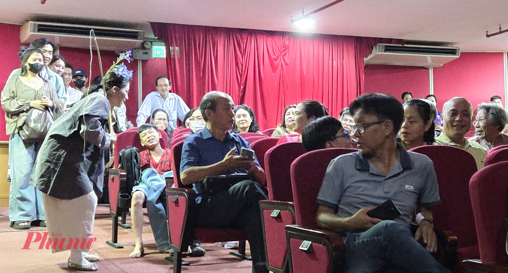 Nghệ sĩ khuấy động khán