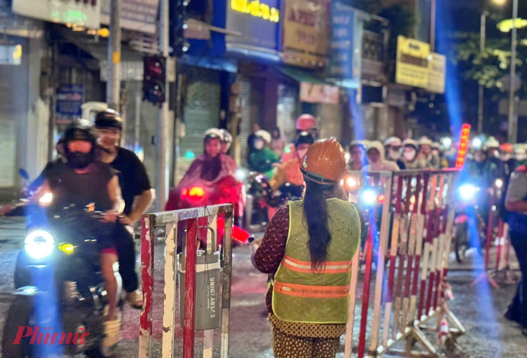 Do thi công ngay trên đường Hoàng Văn Thụ, trước Trung tâm triển lãm và hội chợ Tân Bình – nơi dù khuya vẫn đông phương tiện – đơn vị thi công phải dựng rào chắn linh hoạt để vừa đảm bảo an toàn lao động, vừa hạn chế ùn ứ giao thông.