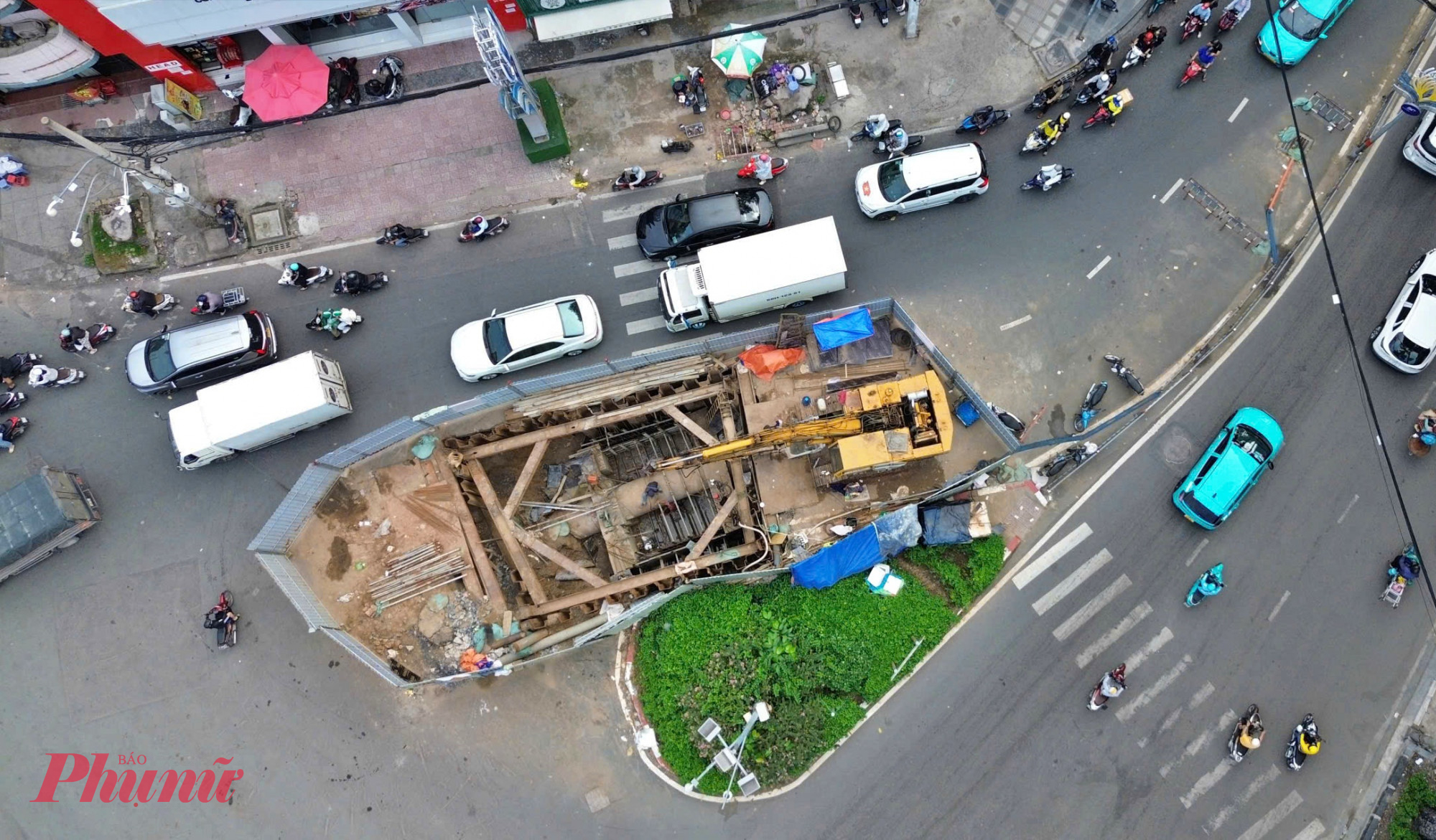 Theo ông Bằng, hiện công tác di dời tái lập hạ tầng kỹ thuật đạt khoảng 70%. Đây là phần việc phức tạp khi thi công trong điều kiện đô thị chật hẹp, tại các trục đường đông xe như Cách Mạng Tháng Tám - Trường Chinh, đồng thời bị giới hạn thời gian thi công từ 23h đến 4h sáng để đảm bảo giao thông. 