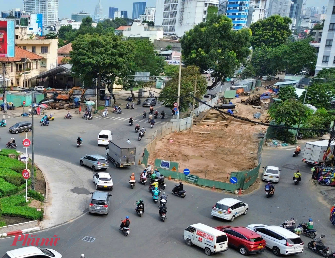 Thi công đào hở để di dời hạ tầng kỹ thuật tại đoạn ga Dân Chủ - ga Bến Thành 