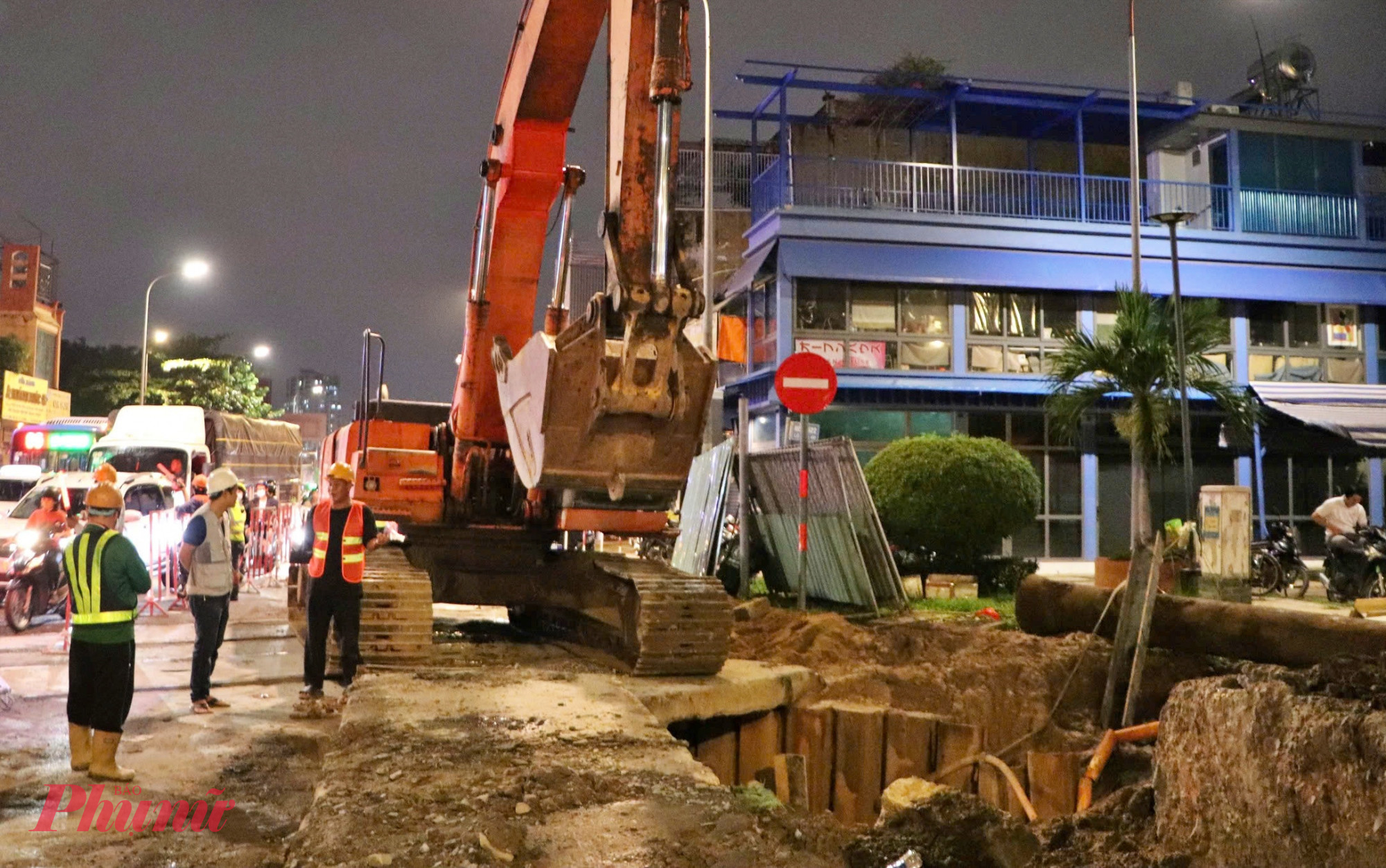 Công nhân, kỹ sư thi công di dời hạ tầng kỹ thuật xuyên đêm tại ga 