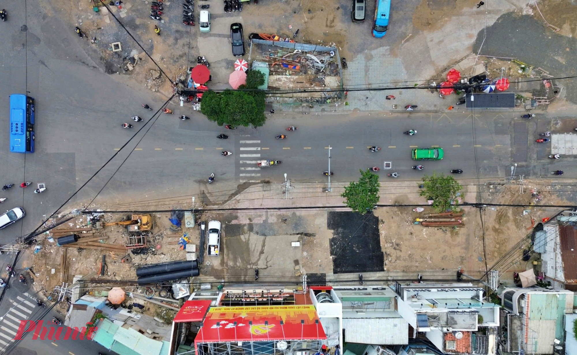 Để tăng tốc, Ban đã bố trí 11 mũi thi công tại các vị trí quan trọng như đoạn đào hở giữa ga Bến Thành - ga Tao Đàn, ga Dân Chủ, ga Phạm Văn Hai, ga Bảy Hiền, ga Bà Quẹo và Phạm Văn Bạch, phấn đấu hoàn thành cơ bản di dời hạ tầng kỹ thuật trong năm 2025. 