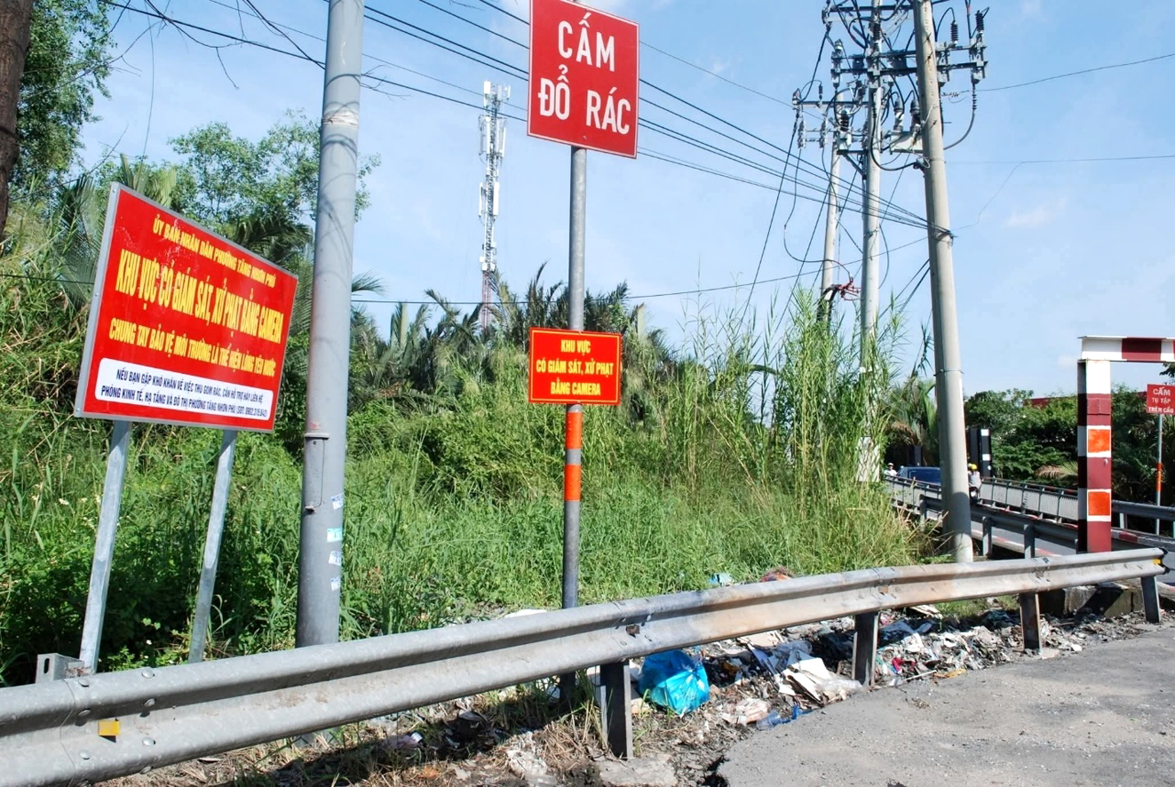 Camera phát hiện hành vi đổ rác sai quy định  - Ảnh do UBND phường Tăng Nhơn Phú cung cấp