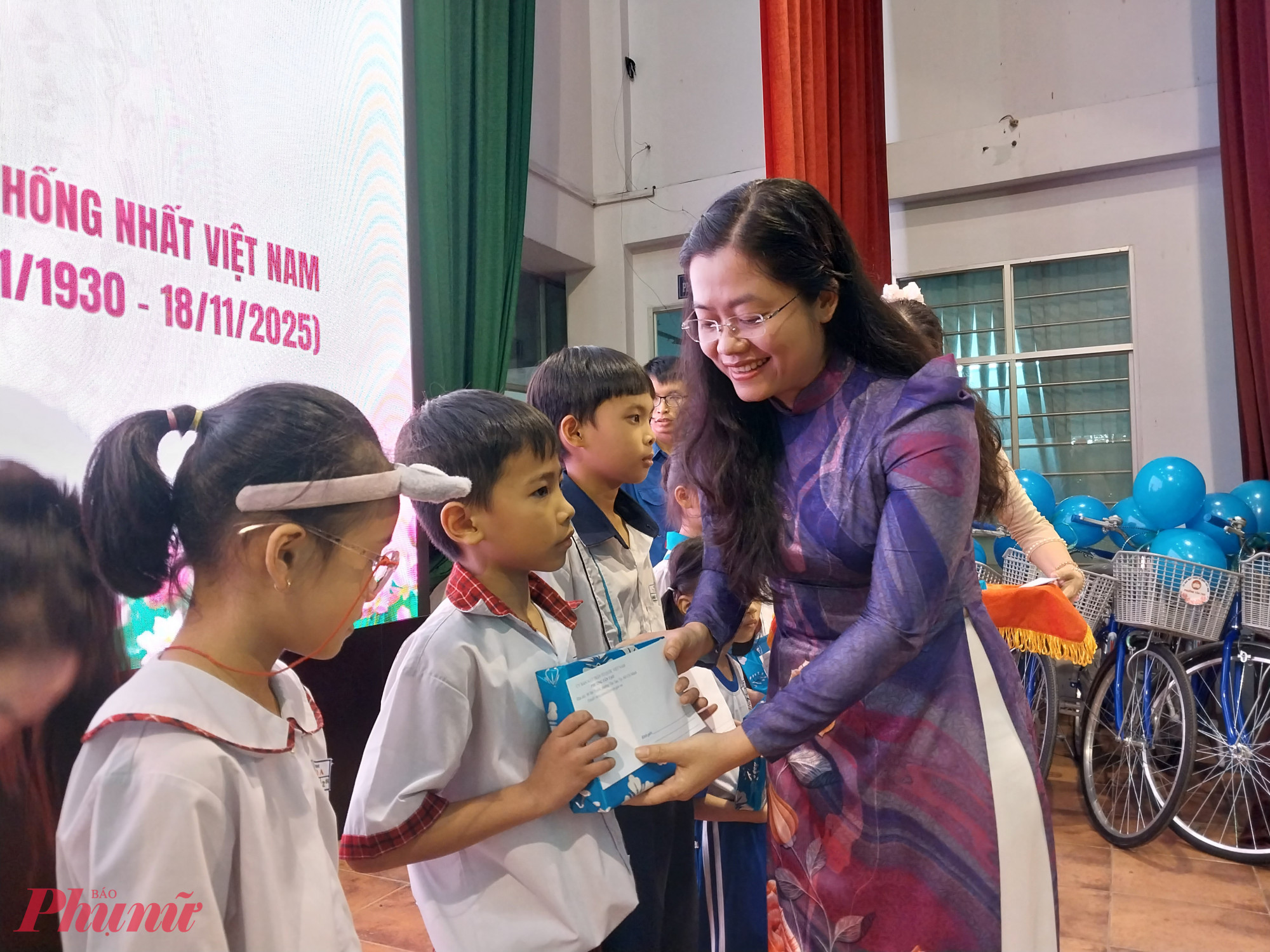 Bà Lê Thị Ngọc Dung – Phó bí thư thường trực Đảng ủy phường Tân Tạo – trao học bổng đến các em học sinh - Ảnh: Mẫn Nhi