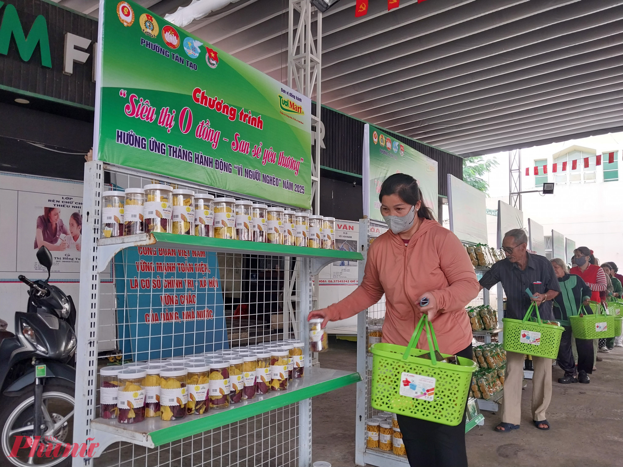 Siêu thị “0 đồng” thiết thực chăm lo các hộ dân có hoàn cảnh khó khăn ở phường Tân Tạo - Ảnh: Mẫn Nhi