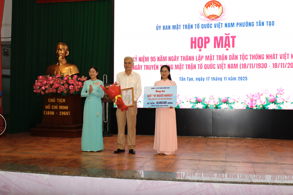 Nhân dịp họp mặt, Ban vận động, quản lý và sử dụng Quỹ “Vì người nghèo” phường Tân Tạo tiếp nhận hỗ trợ từ nhiều cá nhân, đơn vị - Ảnh: Trung Khánh