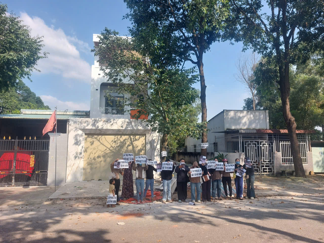 Người dân căng biển 