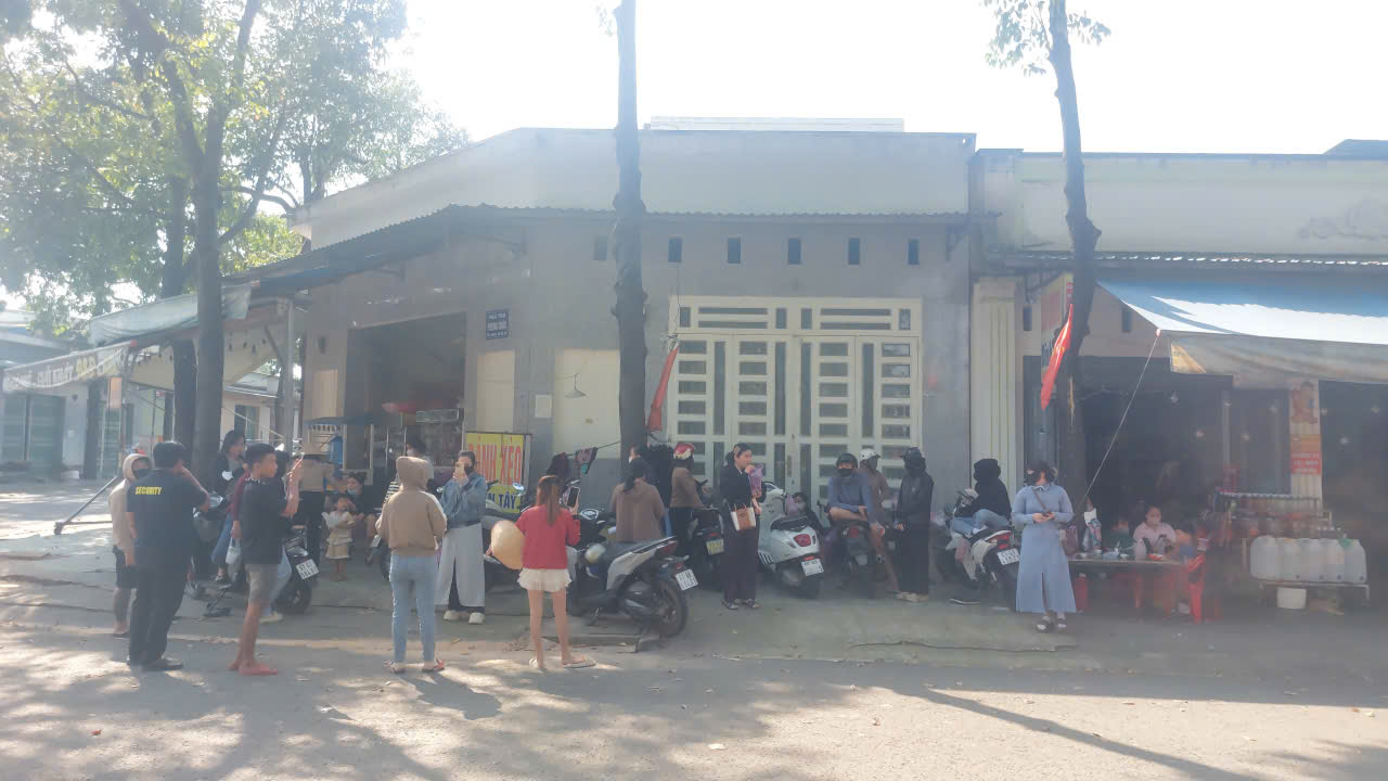 Các hụi viên tập trung trước nhà bà P. Ảnh: A.X.