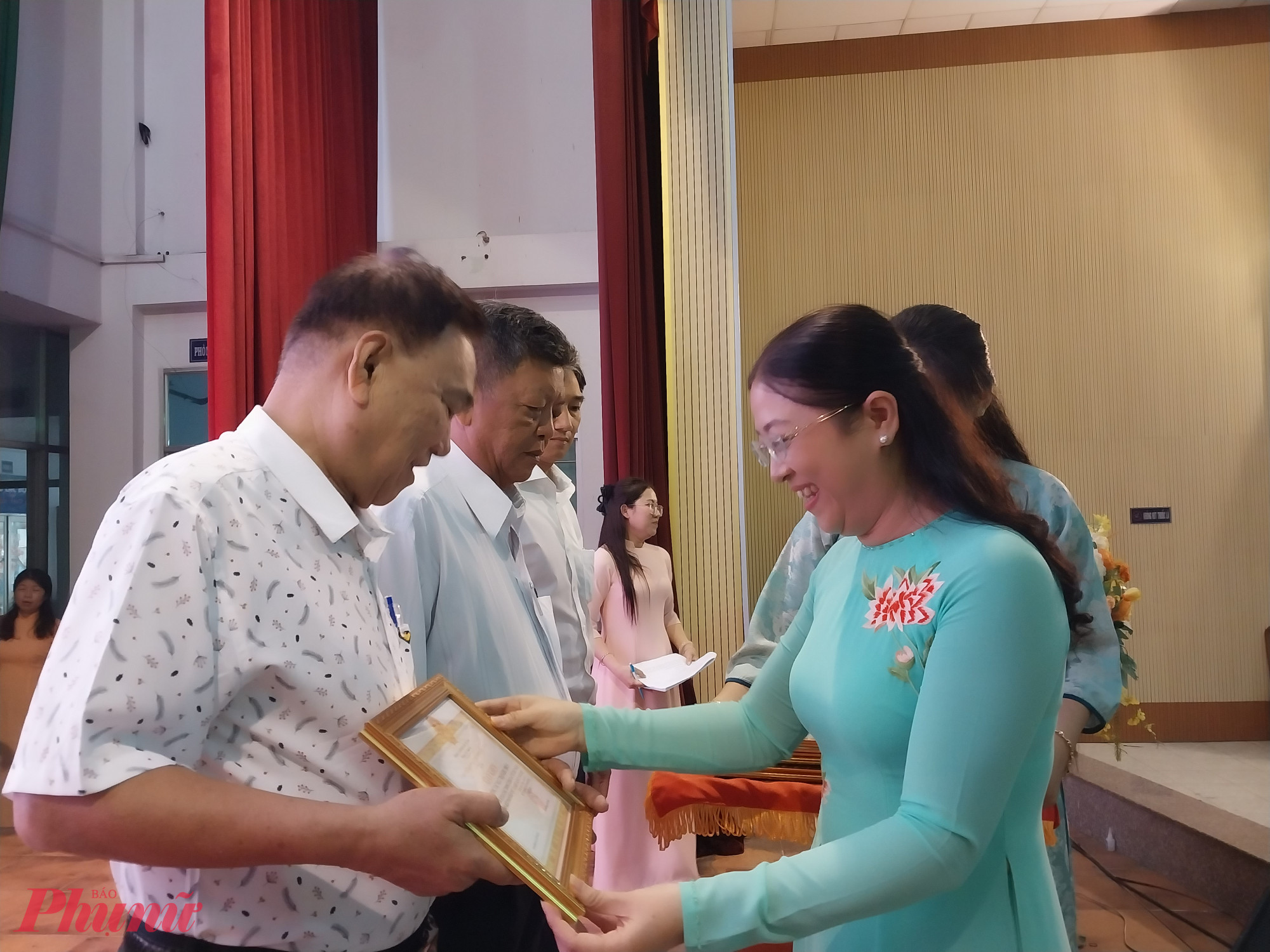 Tại buổi họp mặt, Ủy ban MTTQ Việt Nam phường Tân Tạo tuyên dương, khen thưởng 5 tập thể có thành tích xuất sắc trong công tác tổ chức Ngày hội Đại đoàn kết toàn dân tộc năm nay - Ảnh: Mẫn Nhi 