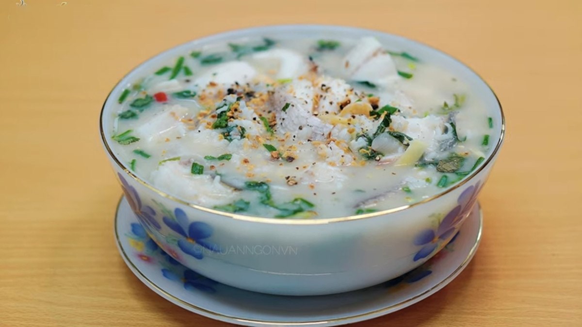 Sơ chế cá lóc, ướp với nước mắm, tiêu, hạt nêm, tỏi phi, gừng, hành tím, ớt. Đun sôi 1 lít nước, cho cơm và tôm khô ngâm nở vào nấu khoảng 15 phút cho nở bung, nêm gia vị.  Cho hết nước dừa tươi vào nồi cháo, nấu sôi 5 phút. Thêm gừng, hành tím và cá lóc đã ướp vào, nấu khoảng 5 phút cho cá chín. Cuối cùng, cho 2 muỗng canh nước cốt dừa vào, đun thêm 2 phút. Nêm nếm lại, tắt bếp, rắc hành lá, ngò rí và tía tô. Món cháo thơm ngon, béo ngậy đã hoàn thành.