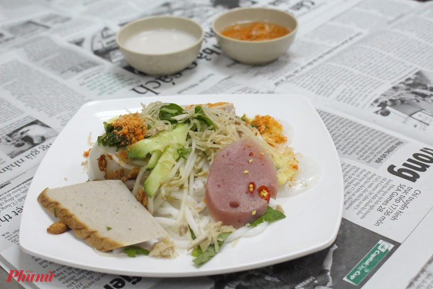 ây có lẽ là món ăn thách thức nhất. Việc chan nước cốt dừa béo đặc lên lớp bì heo, sợi bánh tằm và rau sống, sau đó rưới thêm nước mắm chua ngọt mặn mà khiến thực khách lần đầu đứng trước một trận chiến hương vị.