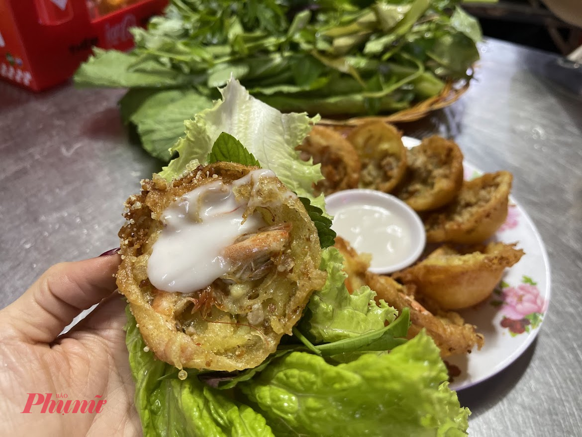 Khi ăn, thực khách trải một lá xà lách lớn, thêm các loại rau thơm như tía tô, diếp cá, húng lủi rồi đặt bánh khọt vào giữa. Sau đó, chan một muỗng nước cốt dừa sánh mịn lên mặt bánh để lớp béo hài hòa với vị giòn rụm. Cuốn tròn lại và chấm vào chén nước mắm chua ngọt, người ăn sẽ cảm nhận đủ tầng hương vị: vị mặn ngọt hài hòa của nước mắm, vị chua nhẹ kích thích vị giác, cái cay thoang thoảng từ ớt, kết hợp cùng độ béo đặc trưng của nước cốt dừa. Tất cả hòa quyện trên nền bánh giòn – mềm đối lập, tạo nên cảm giác vừa quen vừa lạ.