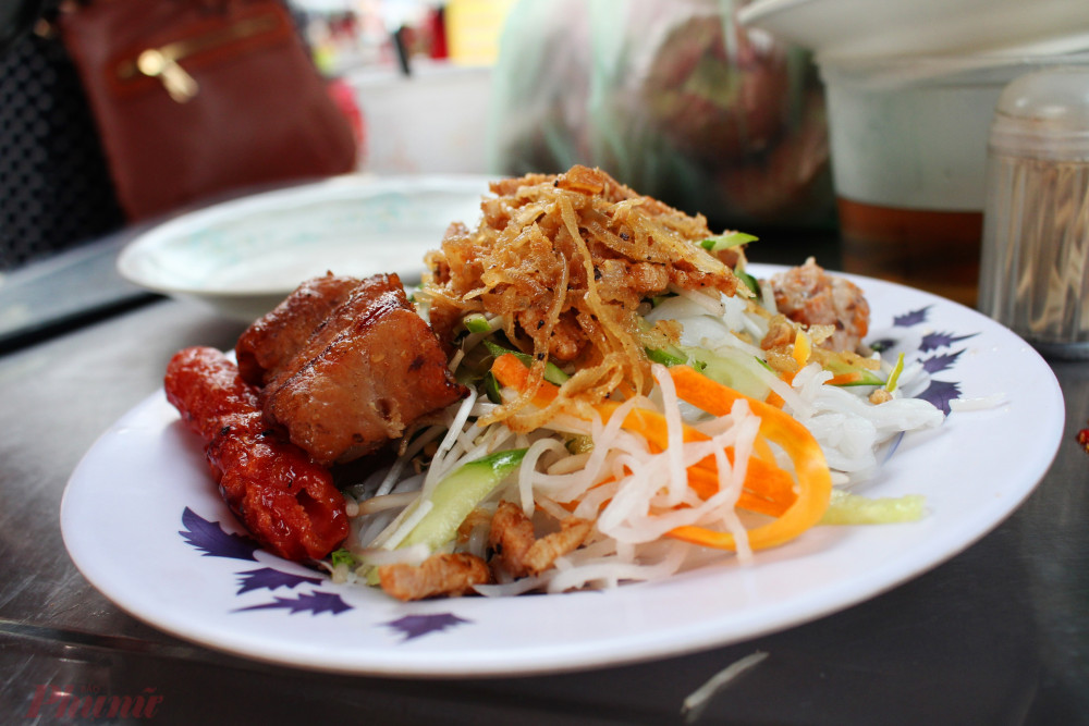 Tùy mỗi hàng quán, thành phần ăn kèm có thể thay đổi: nơi thêm nem, chả; nơi phục vụ thịt nướng hoặc nem nướng. Một phần bánh tằm bì hiện có giá khoảng 40.000 đồng, và bạn có thể dễ dàng tìm thấy tại quán bánh tằm bì tại 271Nguyễn Trãi, TP.HCM.