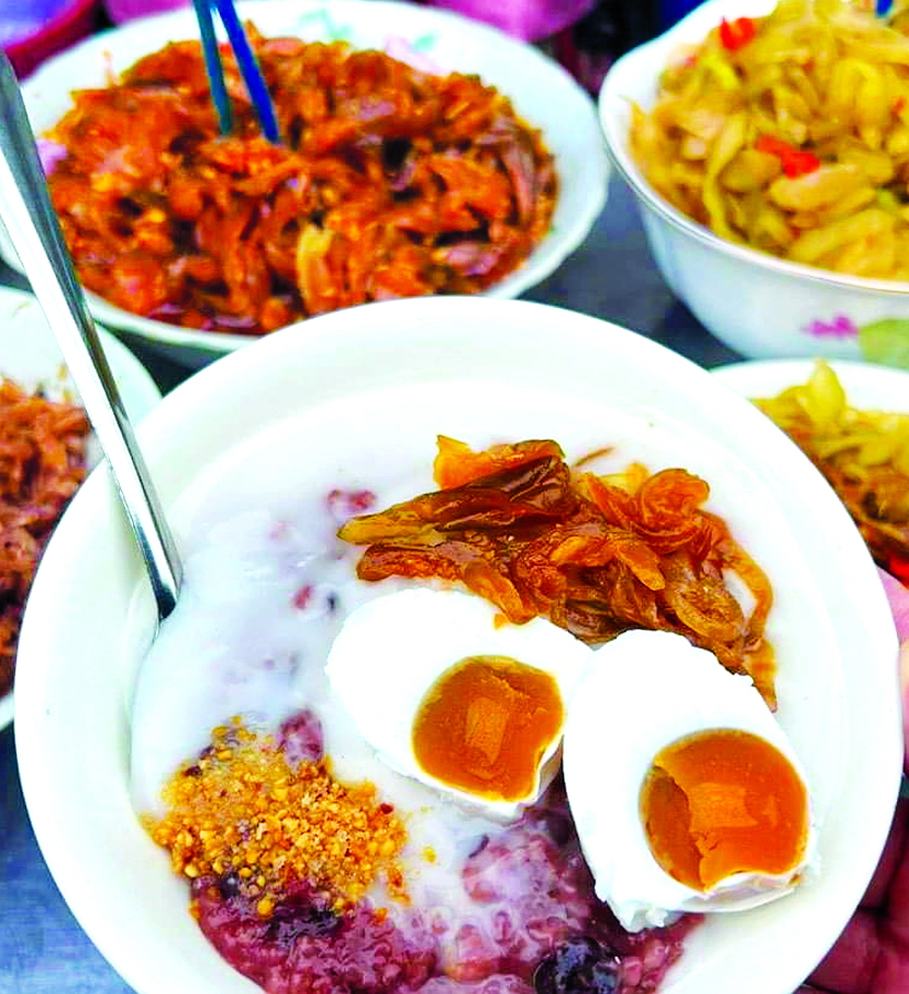 cháo đậu đỏ nước cốt dừa lại là minh chứng cho sự lên ngôi của mỹ vị quê kiểng. Khác biệt với những món chè ngọt thông thường, món cháo này táo bạo kết hợp độ béo sánh của nước cốt dừa được sên kẹo, màu nâu sóng sánh của đậu đỏ nấu sền sệt, lại được điểm xuyết bởi những món mặn như dưa mắm, hột vịt muối - ẢnH: Tống Phước Bảo