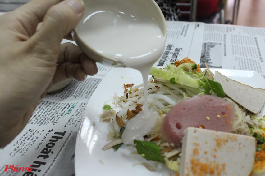 Ẩm thực miền Tây Nam Bộ luôn chứa đựng những bất ngờ thú vị, nơi nước cốt dừa được xem là chất xúc tác táo bạo, vượt qua ranh giới món ngọt để đi vào các món mặn. Chính sự kết hợp tưởng chừng lệch pha này đã tạo nên những món ăn gây tò mò, thử thách vị giác nhưng lại khiến thực khách phải thương nhớ ngay từ lần nếm thử đầu tiên.  Hãy cùng điểm danh những đặc sản miền Tây sử dụng nước cốt dừa, nơi vị béo nồng nàn chinh phục mọi định kiến.