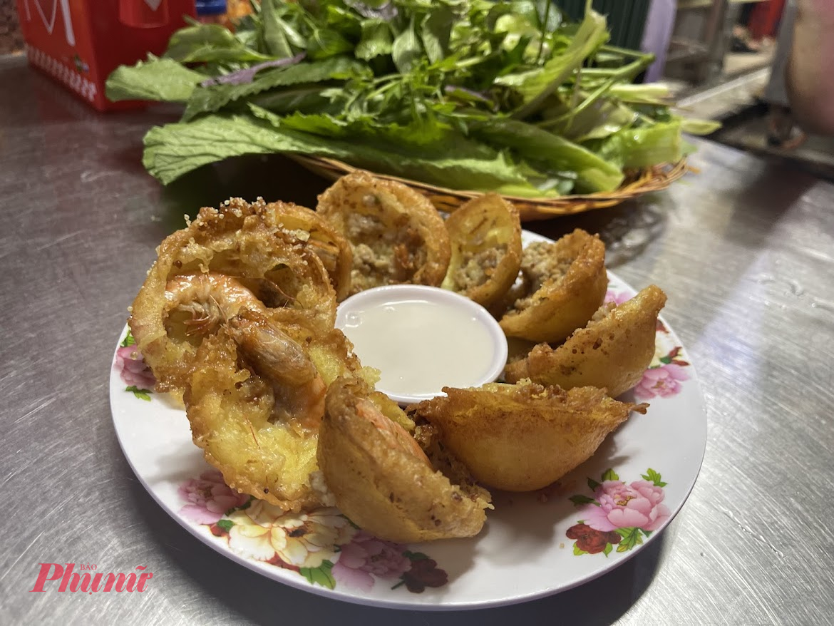 Những chiếc bánh khọt nhỏ, vàng ươm, giòn cạnh và mềm ở đáy được chiên nóng, mang theo mùi thơm hấp dẫn của bột và tôm. Điểm đặc trưng nhất của bánh khọt miền Tây nằm ở chén nước cốt dừa béo thơm được dọn kèm.