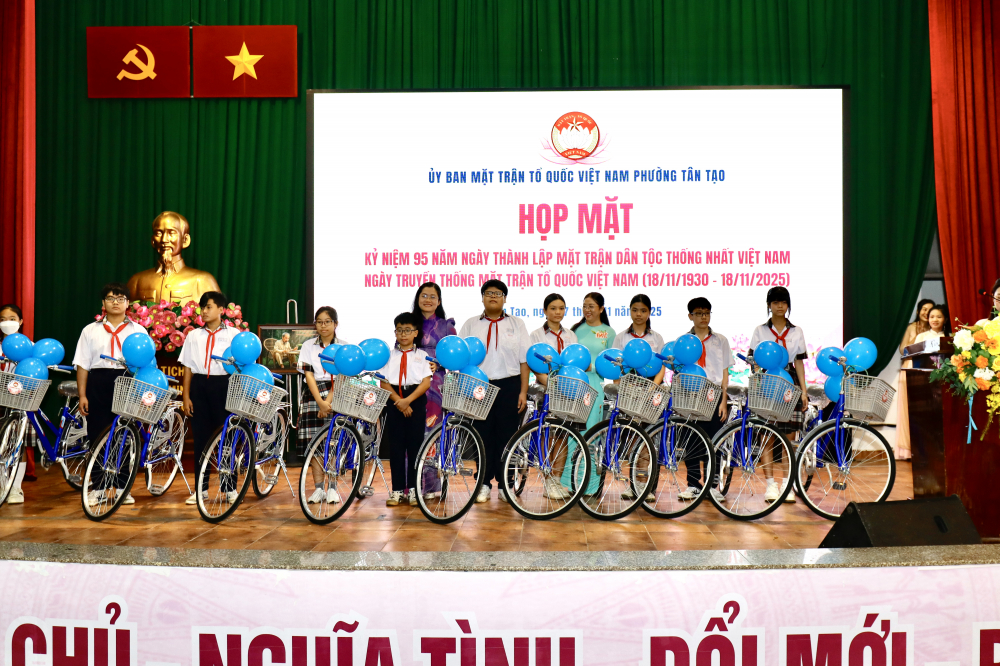 Các em học sinh được nhận xe đạp làm phương tiện đi học - Ảnh: Trung Khánh