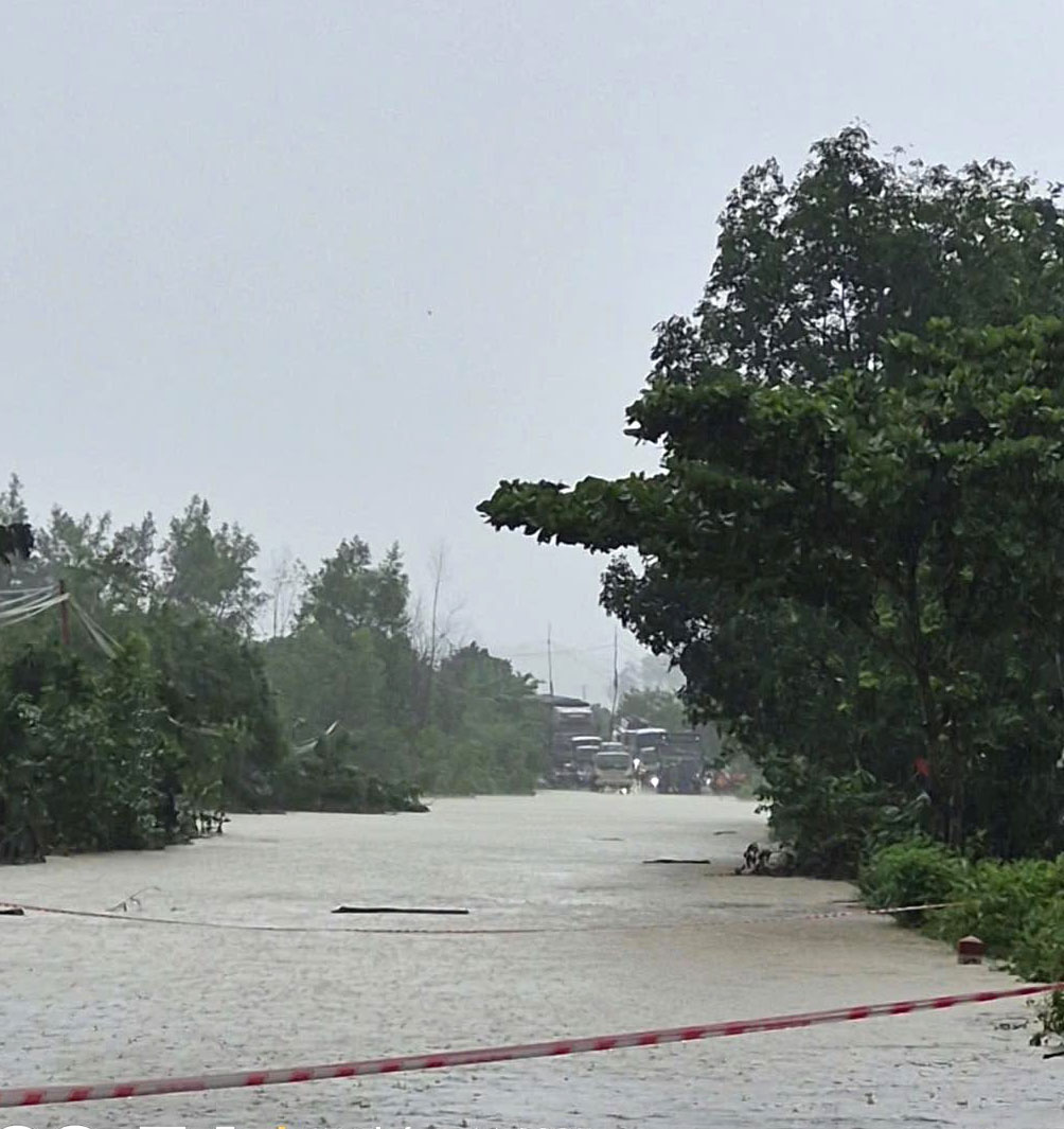 Quốc lộ 29 (đoạn qua xã Đức Bình) đang bị ngập khoảng 200 m