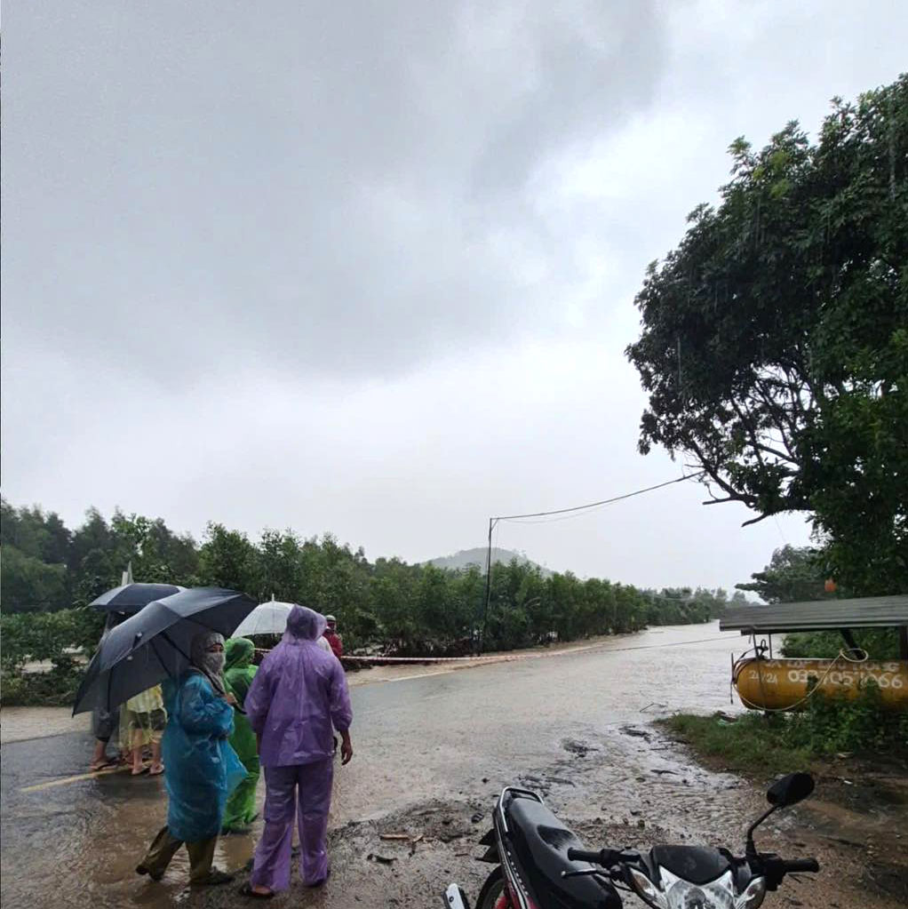 Tại xã Đức Bình (Đắk Lắk) nước ngập trắng đường.