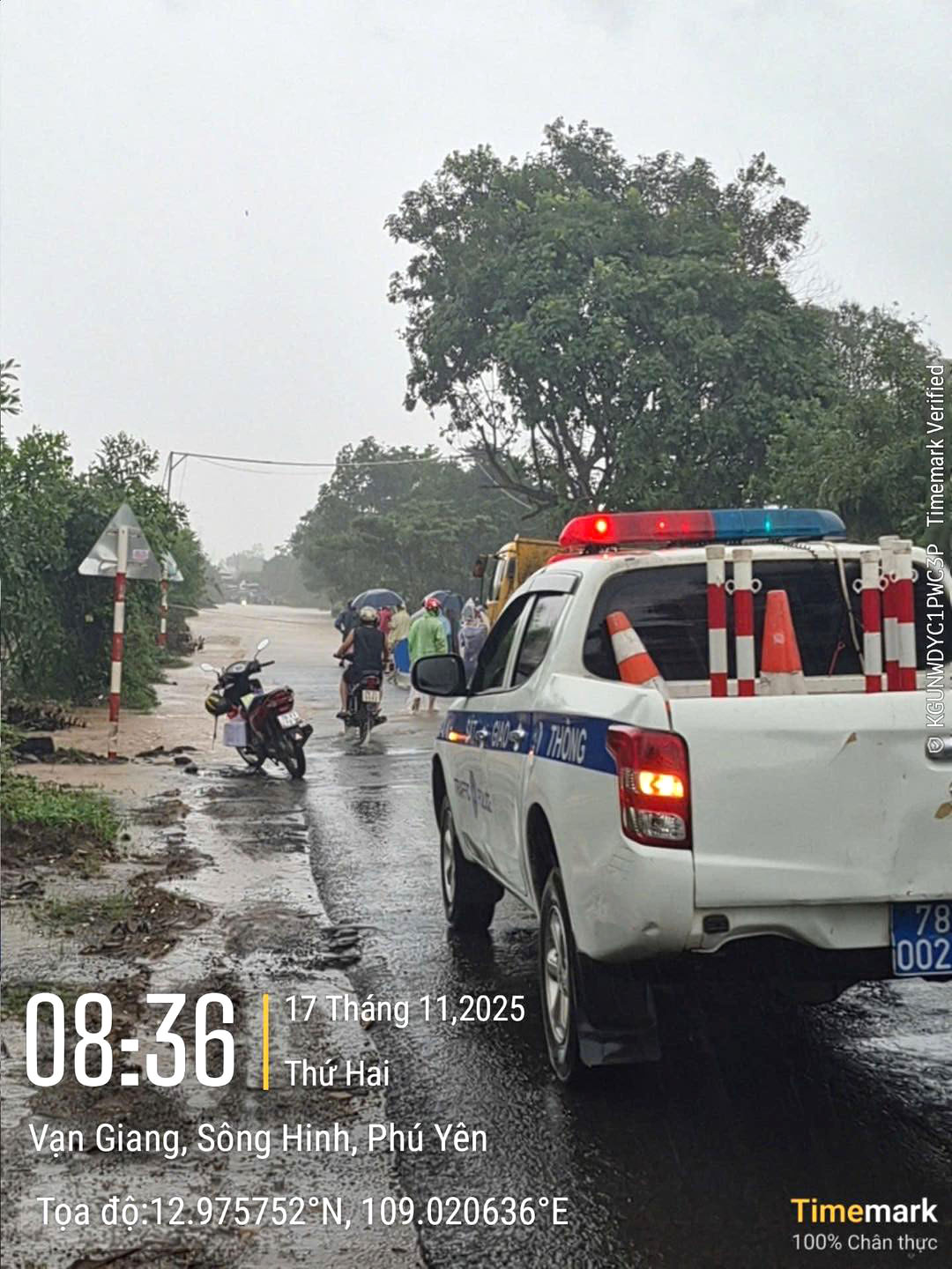 Phòng Cảnh sát Giao thông (CSGT), Công an tỉnh Đắk Lắk đã bố trí lực lượng, không cho người và phương tiện qua lại tại vị trí ngập lụt trên quốc lộ 29.