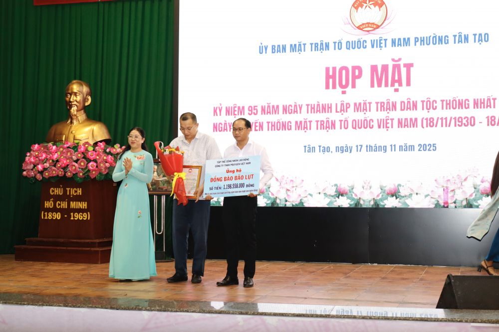 Hưởng ứng kêu gọi của Ủy ban MTTQ Việt Nam TPHCM về ủng hộ đồng bào bị thiệt hại do thiên tai, bão lũ gây ra, tập thể công nhân lao động của Công ty TNHH Pouyuen Việt Nam đã đóng góp hơn 1,1 tỷ đồng. Tại chương trình, Ủy ban MTTQ Việt Nam phường Tân Tạo tiếp nhận số tiền trên - Ảnh: Trung Khánh