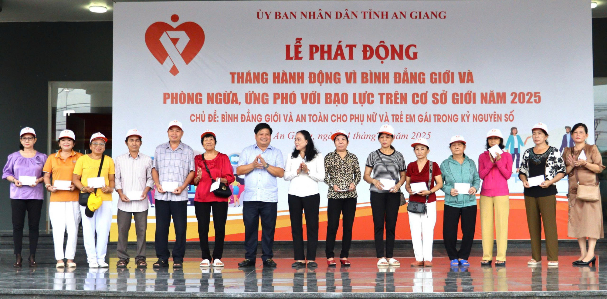 Chương trình hỗ trợ phụ nữ và trao học bổng cho học sinh có hoàn cảnh khó khăn - Ảnh CTV