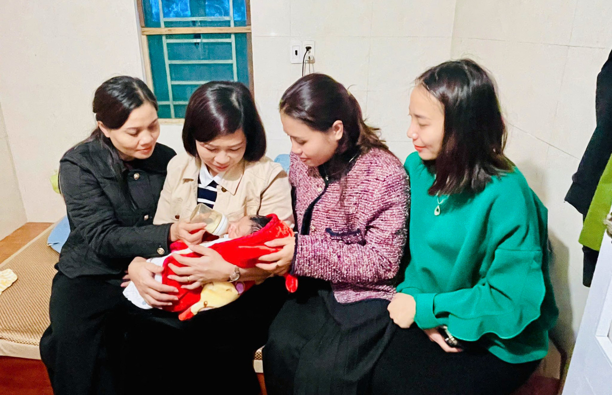 Nhiều người đến thăm hỏi tình hình sức khỏe bé trai bị bỏ rơi - Ảnh: Khánh Trung