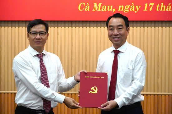 Ông Nguyễn Thành Tâm, Phó Trưởng Ban Tổ chức Trung ương (bên trái), trao quyết định cho ông Lữ Quang Ngời