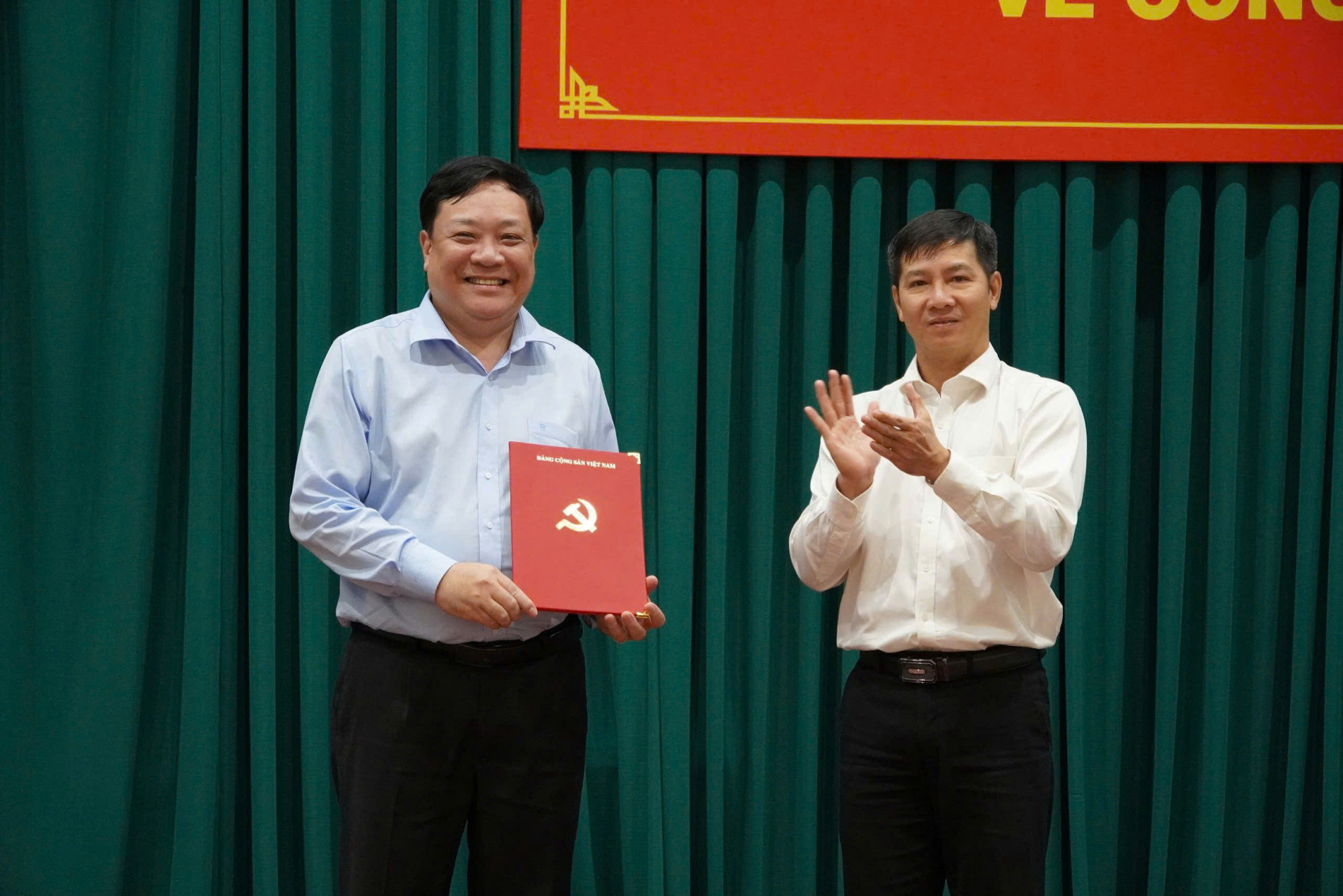 Ông Nguyễn Thành Ngại (bìa trái) được điều động giữ chức vụ Phó Bí thư Tỉnh ủy Đồng Tháp để HĐND tỉnh bầu giữ chức vụ Chủ tịch UBND tỉnh Đồng Tháp, nhiệm kỳ 2021-2026 - Ảnh CTV