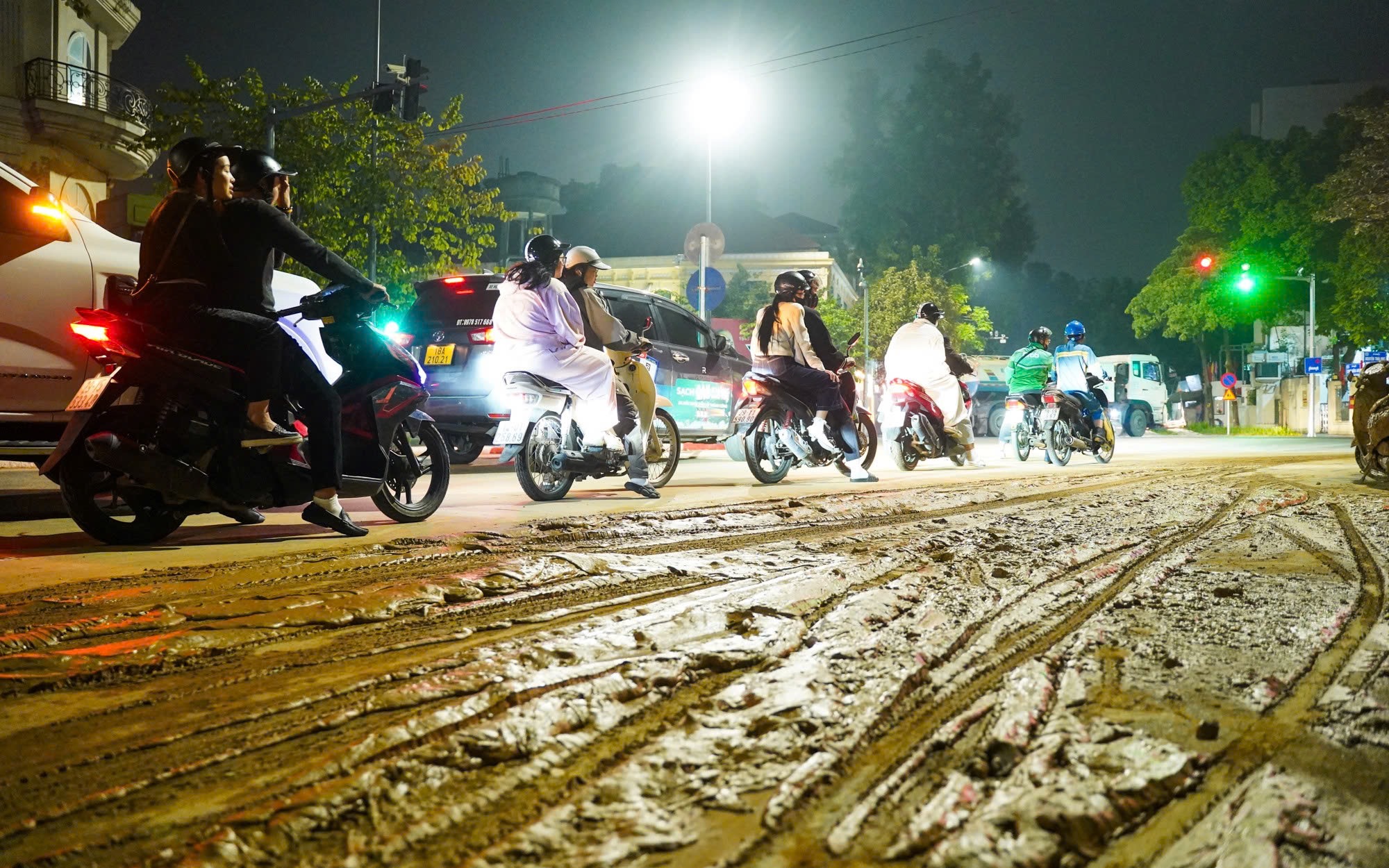 Tối 16/11, tại nút giao Tôn Đức Thắng – Nguyễn Thái Học, mặt đường phủ kín bùn đất lầy lội.