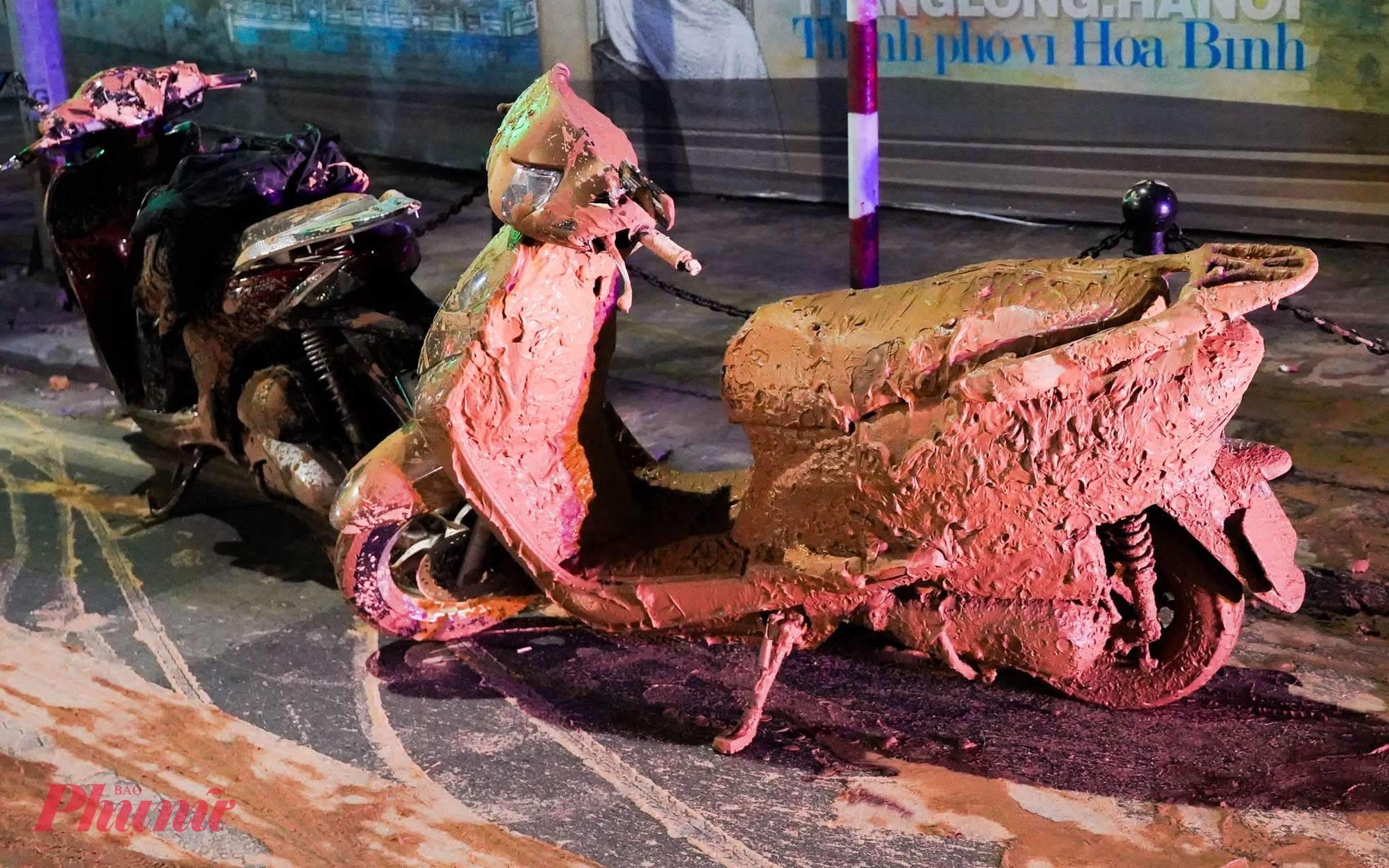 Tại hiện trường, nhiều người và phương tiện dính đầy bùn đất; quần áo, xe cộ lấm lem