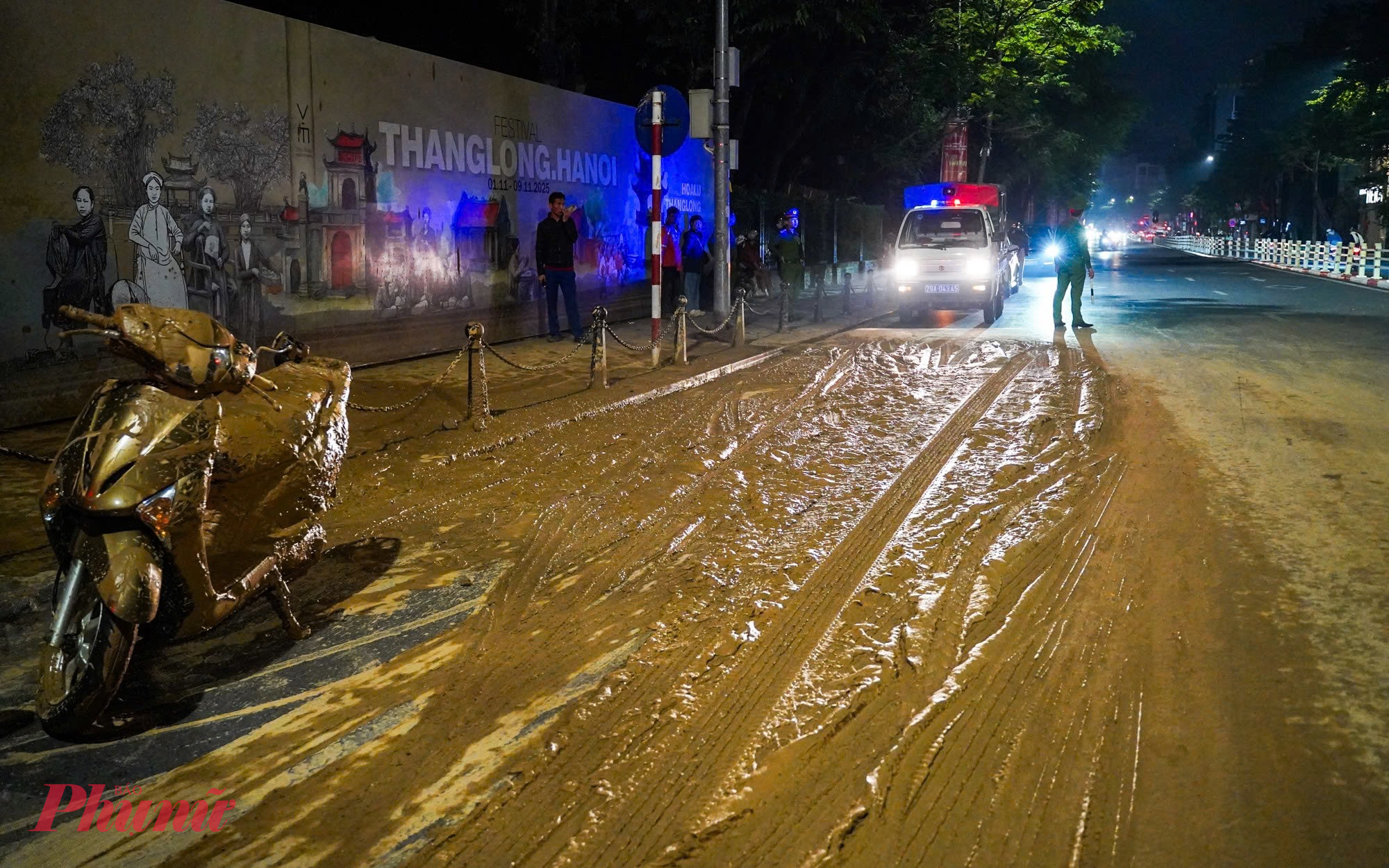 Lực lượng công an có mặt tại hiện trường.