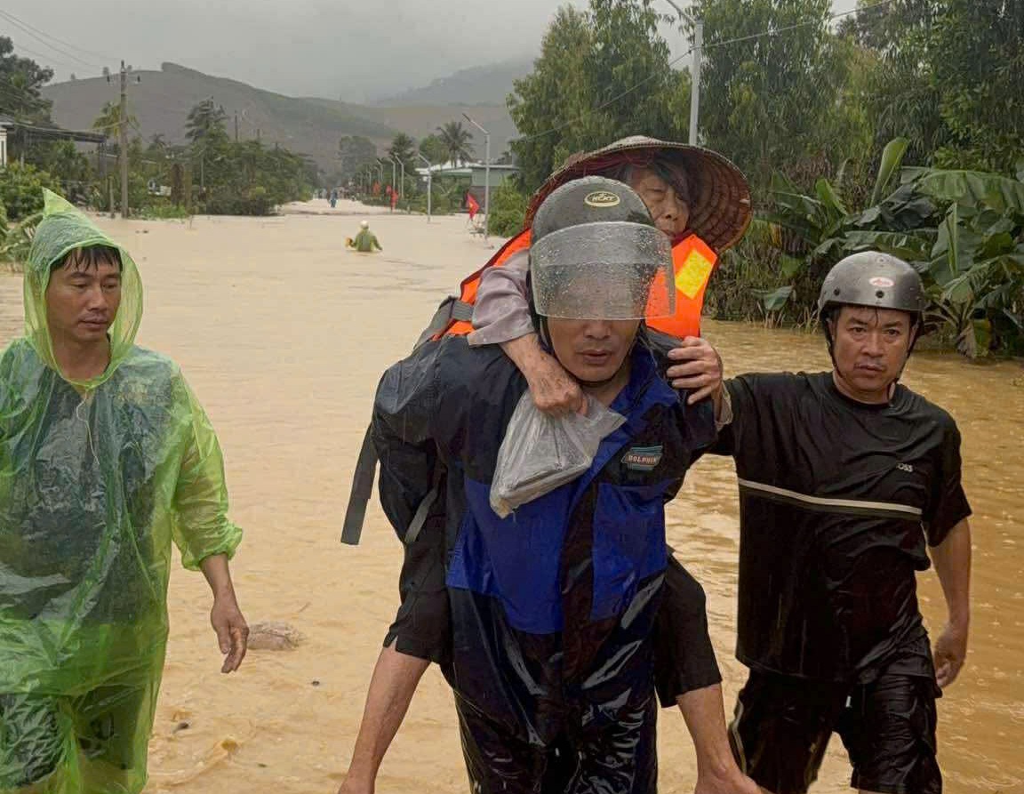 Lực lượng chức năng tổ chức di dời hơn 10 hộ dân đến nơi an toàn - Ảnh: B.X.