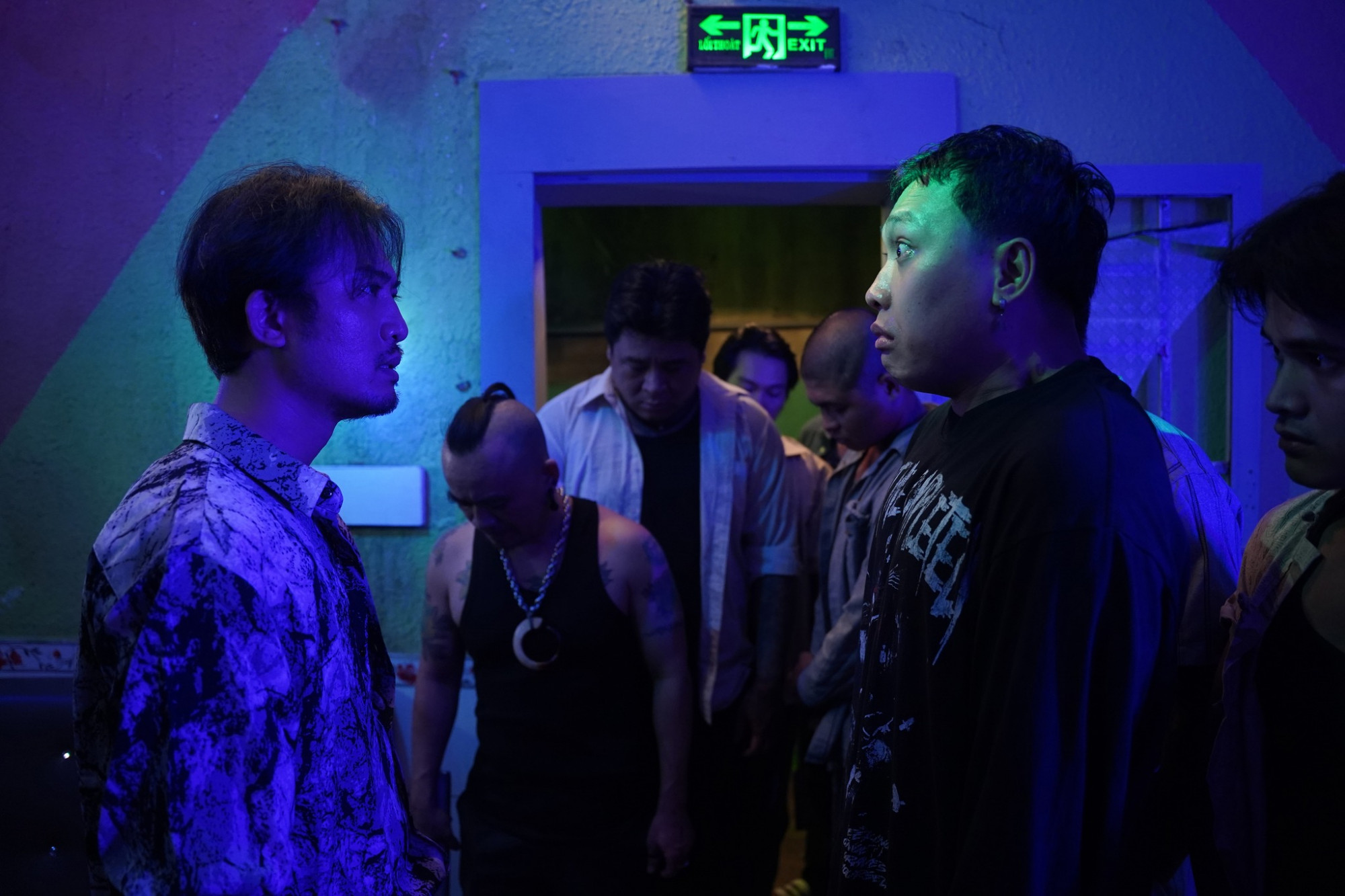 Doãn Quốc Đam (trái) thể hiện nét bụi bặm, liều lĩnh của một tên giang hồ (Ảnh : Đoàn phim cung cấp)