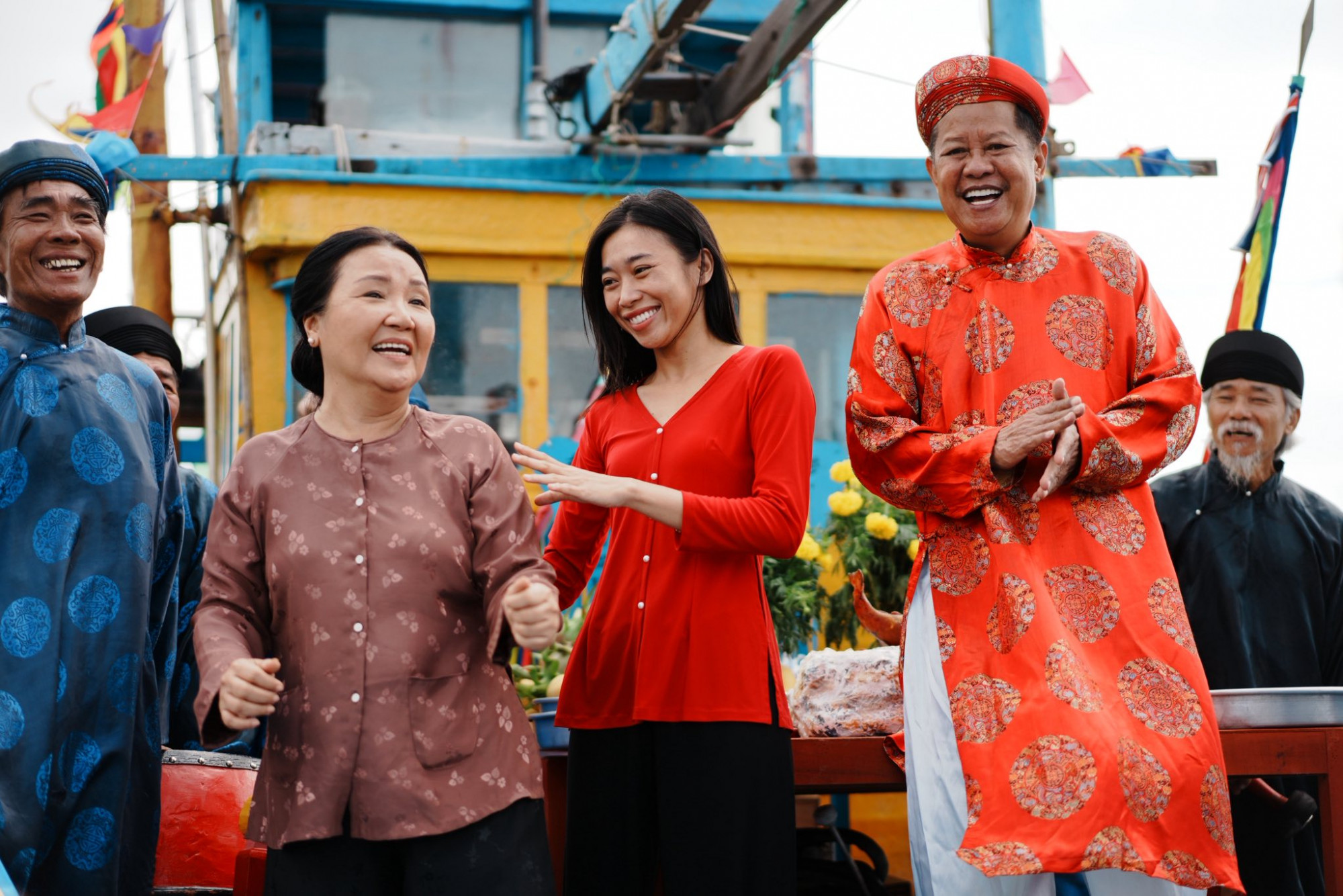 Các diễn viên chính, phụ trong phim đều tròn vai (Ảnh: Đoàn phim cung cấp)