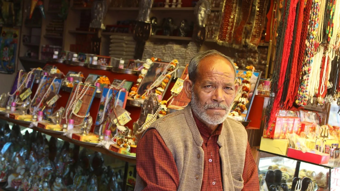 Đến các chợ: Bara, Kankhal, Moti là dễ tìm tìm được những món quà lưu niệm như: vòng hoa rudraksha, đá quý, đồ thờ cúng bằng đồng thau, các loại bánh kẹo địa phương… Bạn nên thử các món: chole bhature, aloo tikki, puri-sabji, kachoris, chaat, kulcha-dal và malaiyo ở các nhà hàng hay quán trên đường phố để cảm nhận tinh hoa ẩm thực của Haridwar. Ảnh: Chợ ở Haridwar