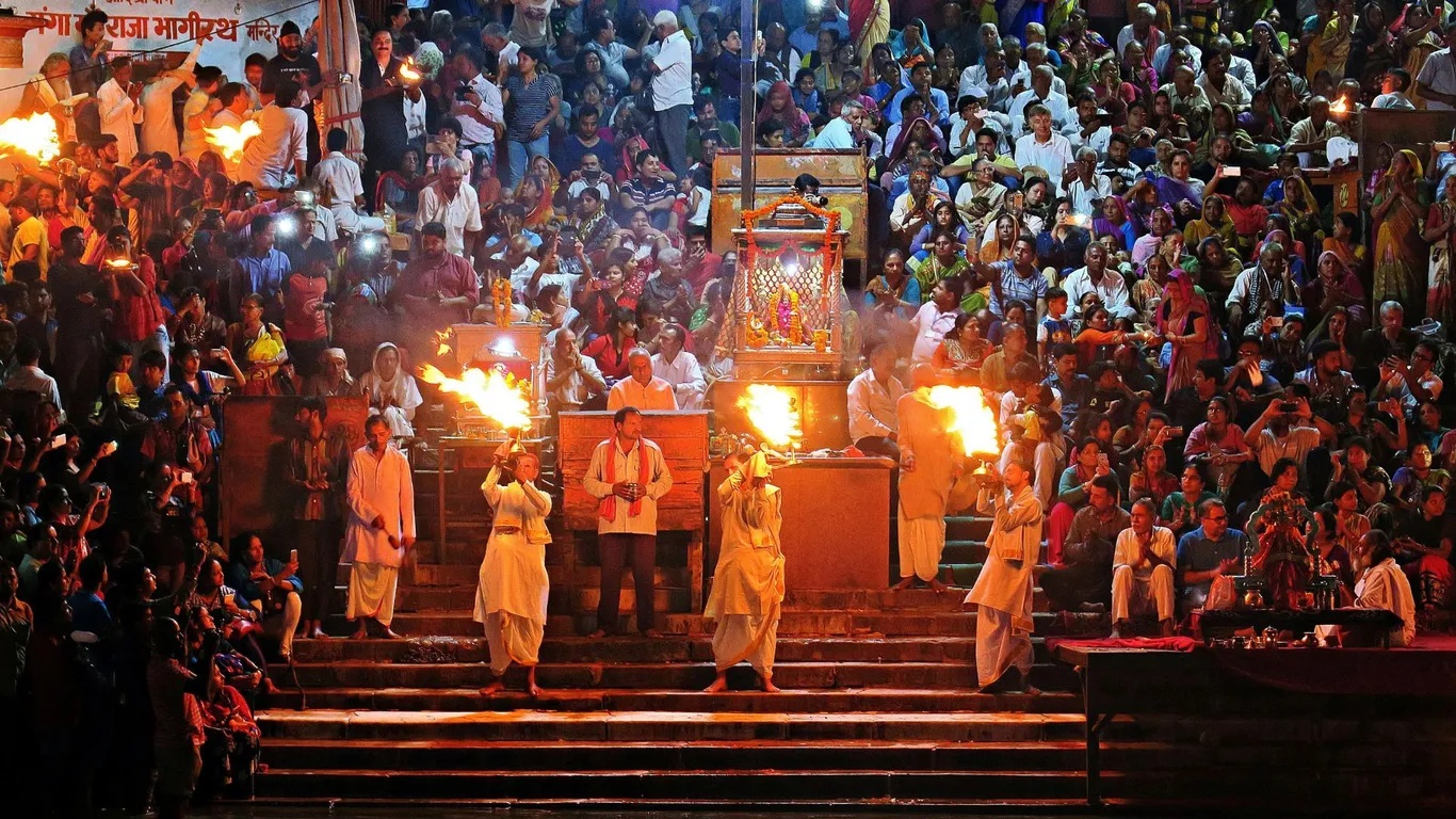 Lễ Ganga aarti vào lúc hoàng hôn