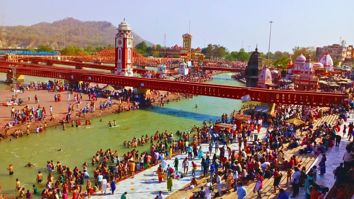 Để đến Haridwar, bạn có thể bay đến sân bay Jolly Grant ở Dehradun, cách Haridwar khoảng 40 km. Nếu đi đường bộ thì Haridwar cách Delhi 7 tiếng  lái xe qua đường cao tốc Delhi-Panipat. Ảnh: Thành phố Haridwar