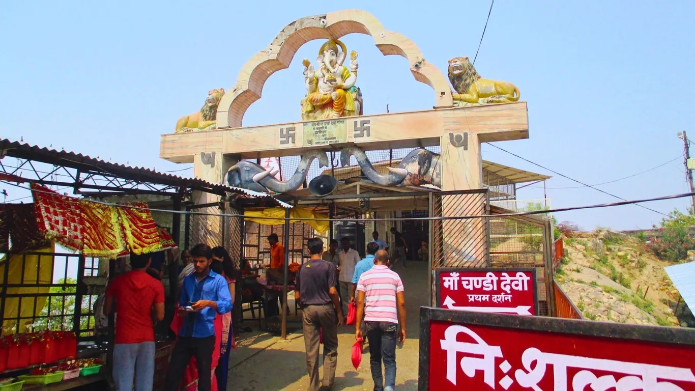 Đền Chandi Devi trên đỉnh Neel Parvat, thờ Nữ thần Chandi là điểm đến tâm linh tiếp theo. Từ đây nhìn xuống thấy sông Hằng chảy qua. Bạn có thể lên bằng cáp treo hoặc đi bộ. Ảnh: Đền Chandi Devi