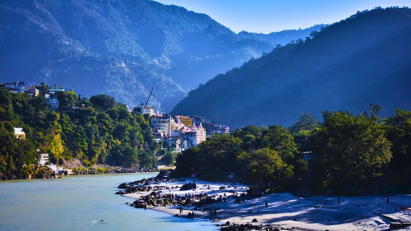 Bạn nên ăn mặc kín đáo, che vai và đầu gối khi đến thăm đền và bến sông. Dép là lựa chọn tốt vì phải thường xuyên cởi giày khi vào đền. Bạn nên tránh sử dụng nước sông Hằng. Ảnh: Bờ sông ở Haridwar