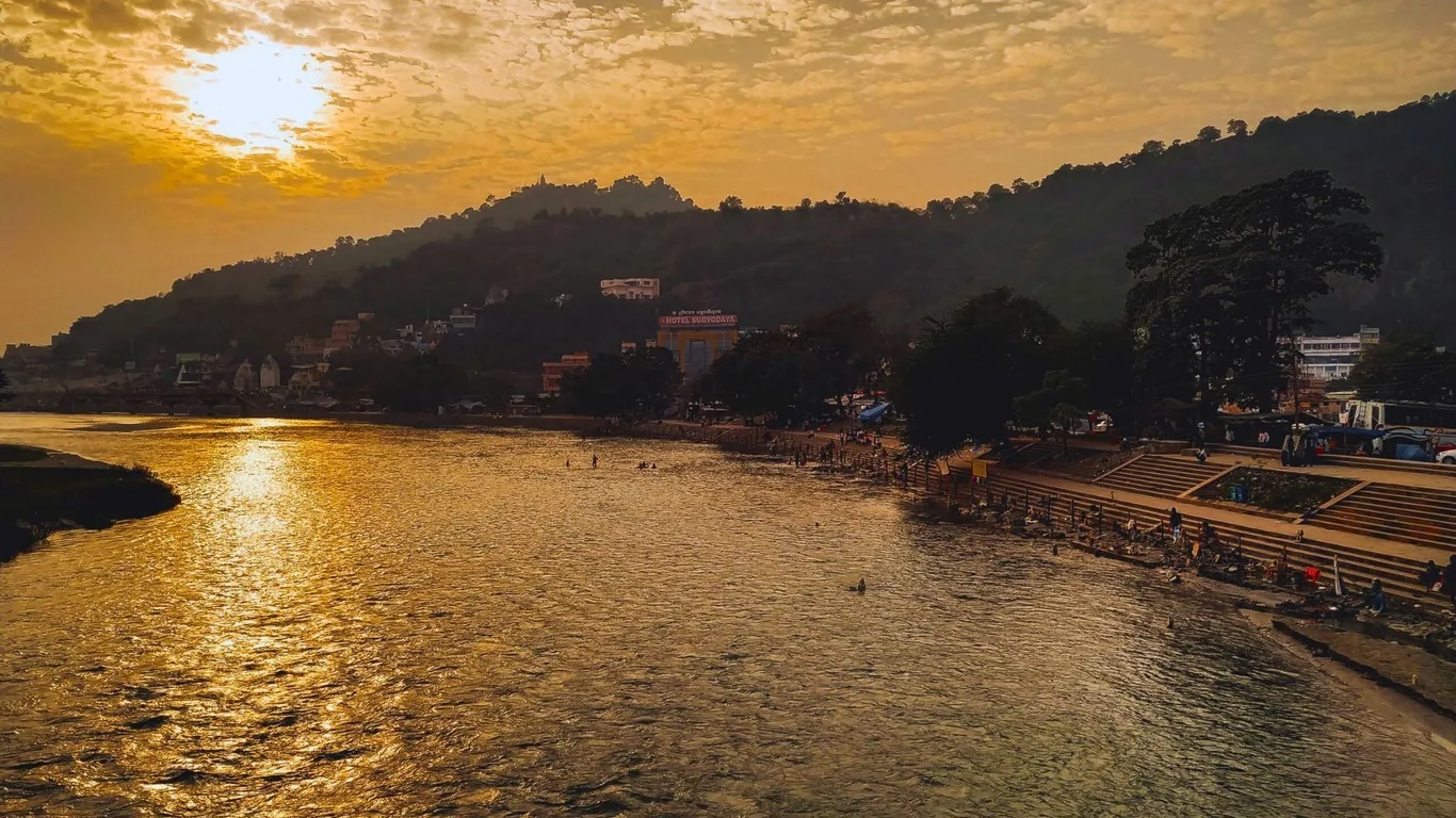 Nằm ở bang Uttarakhand, Haridwar nằm ngay dưới chân dãy Himalaya, có sông Hằng chảy qua và cách “thủ đô yoga của thế giới” Rishikesh 25km. Từ tháng Mười đến tháng Ba thời tiết Haridwar dễ chịu nên là thời điểm lý tưởng để đi. Ảnh: Hoàng hôn ở Haridwar